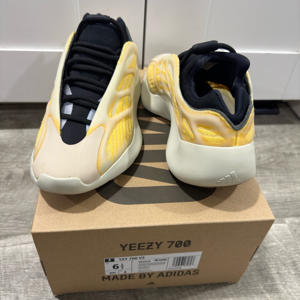 adidas Yeezy 700 V3
Mono Safflower
